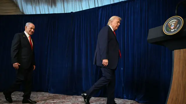 وصل الرئيس الأمريكي دونالد ترامب ورئيس الوزراء الإسرائيلي بنيامين نتنياهو إلى مقر إقامة ترامب في مارالاغو بمدينة بالم بيتش بولاية فلوريدا، في 29 ديسمبر/كانون الأول 2025، للتحدث إلى الصحفيين خلال مؤتمر صحفي مشترك.