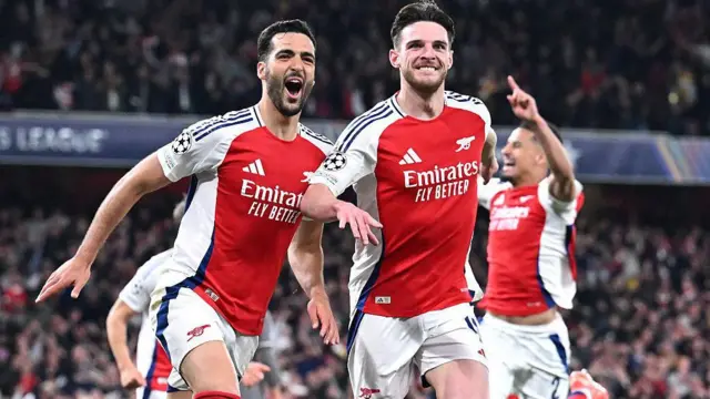 Ƴan wasan Arsenal na murnar cin ƙwallo