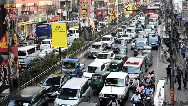 ফ্লাইওভার, মেট্রোরেলসহ নানা প্রকল্পেও ঢাকা শহরের যানজটের সমাধান মিলছে না 