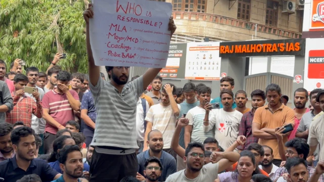 राजेंद्र नगर में हुए हादसे के ख़िलाफ़ विरोध प्रदर्शन जारी है.