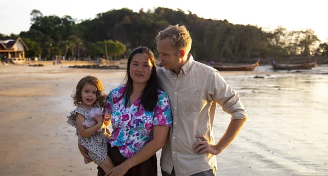 ඩෙන්මාර්කයේ ව්යවසායකයින් වන නිකොලා ඇස්ට්රප් සහ මිෂෙල් රොඩ්ගාඩ්-ජෙසන් 2024 වසරේ ජනවාරි මාසයේදී The Traveling Village ආරම්භ කළහ)