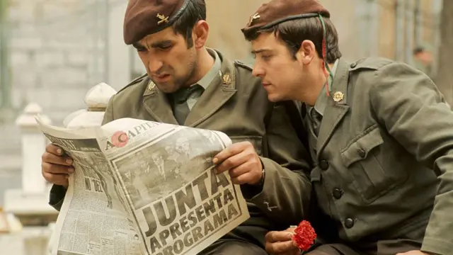 Dos soldados portugueses leen el periodico.
