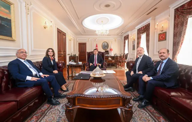 DEM Parti Grup Başkanvekilleri Gülistan Kılıç Koçyiğit ve Sezai Temelli ile DEM Parti Eş Genel Başkan Yardımcısı Öztürk Türkdoğan, 24 Nisan'da Adalet Bakanı Yılmaz Tunç'u ziyaret etmişti