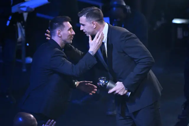 গত রাতে বর্ষসেরা গোলকিপারের পুরস্কার জিতেছেন আর্জেন্টিনার এমিলিয়ানো মার্টিনেজ।