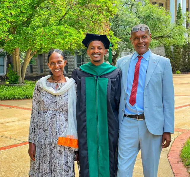 Abbaa fi Haadha Doktar Bushaa eebba isaa irratti argaman