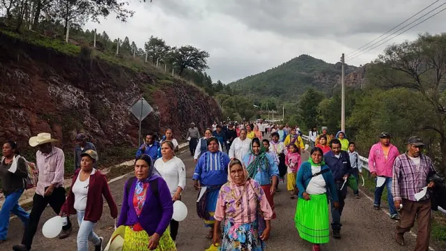 Personas de la comunidad rarámuri durante una procesión