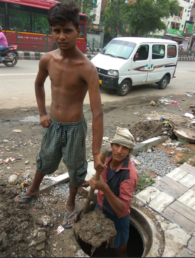 હાથથી માનવમળ સાફ કરવા કેમ મજબૂર છે આ લોકો?