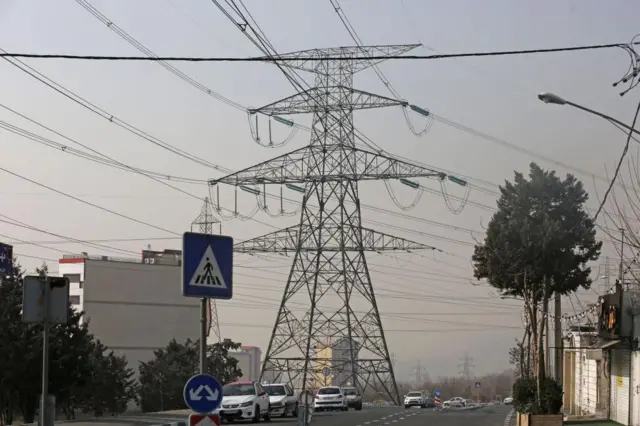 نمایی از خطوط برق فشار قوی در پایتخت ایران در ۱۱ ژانویه ۲۰۲۵