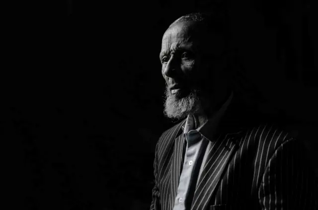 የአዲስ አያት አቶ ሰፊው አበጀ ወልድያ በሚገኘው መኖርያ ቤታቸው መኝታ ቤት መስኮት ጋር ተቀምጠው 