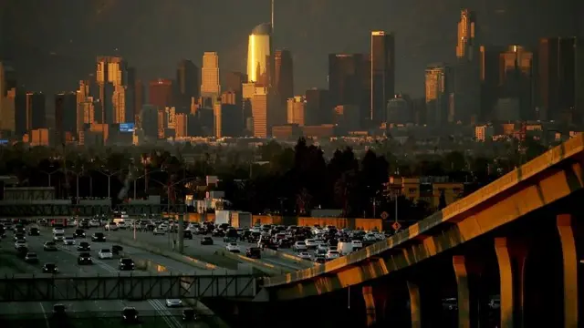 على الرغم من التحسن الذي طرأ على جودة الهواء في المناطق الحضرية في الولايات المتحدة، إلا أن الفئات الفقيرة والمهمشة لا تزال معرضة لأسوأ مستويات تلوث الهواء