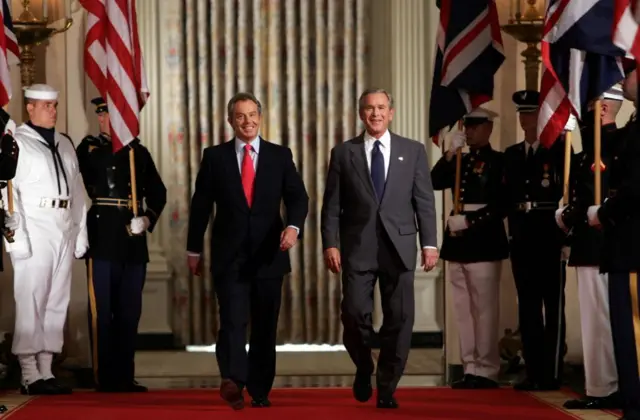 O primeiro-ministro britânico, Tony Blair, ao lado do presidente Bush
