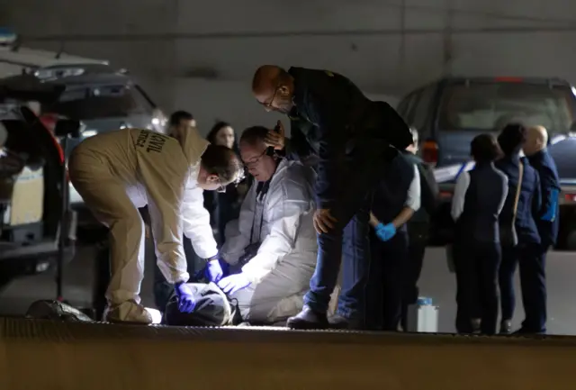 Agentes de la Guardia Civil miran una bolsa de deporte.