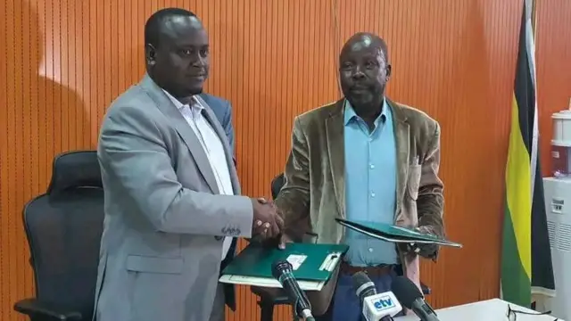 የቤኒሻንጉል ጉሙዝ ክልል ርዕሰ መስተዳድር አቶ አሻድሊ ሀሰን እና የጉሕዴን ሊቀ መንበር አቶ ግራኝ ጉደታ ስምምነቱ በተፈረበት ወቅት ተጨባብጠው