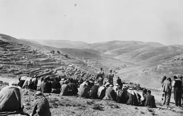 جنود بريطانيون مع فلسطينيين خلال الثورة الفلسطينية الكبرى ضد الانتداب البريطاني، في ديسمبر/كانون الأول 1938