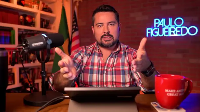 Figueiredo gesticula com as mãos durante entrevista à BBC News Brasil