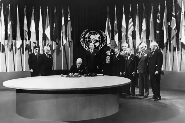 संयुक्त राष्ट्राच्या चार्टरवर स्वाक्षऱ्या झाल्या, तेव्हाचा फोटो. 