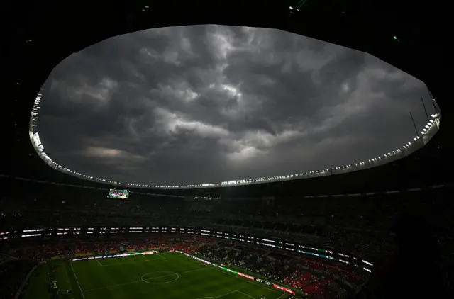Estadio Azteca con nubes sobre las tribunas