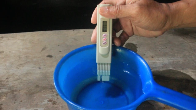 Romo Kirjito meneliti air hujan yang dikonsumsi Mbah Sunar dan warga lainnya dengan alat ukur sederhana Total Dissolved Solid (TDS), untuk mengetahui zat yang terlarut dalam air.
