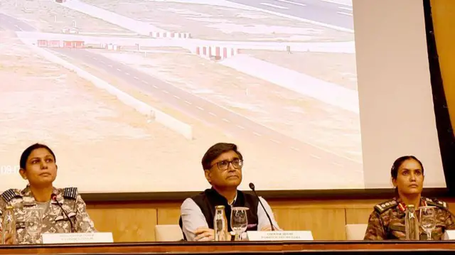 10 मई 2025 को भारत के विदेश सचिव विक्रम मिसरी, कर्नल सोफ़िया कुरैशी (दाएं) और विंग कमांडर व्योमिका सिंह ने पाकिस्तान पर कार्रवाई के बारे में जानकारी दी थी
