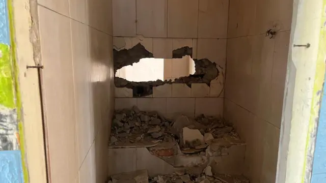 Di dalam kamar mandi salah satu unit terdapat lubang menganga dan ubin yang kehilangan kloset.