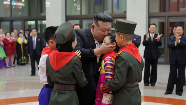 উত্তর কোরিয়ার নেতা খুব কমই জনসম্মুখে আবেগ দেখান