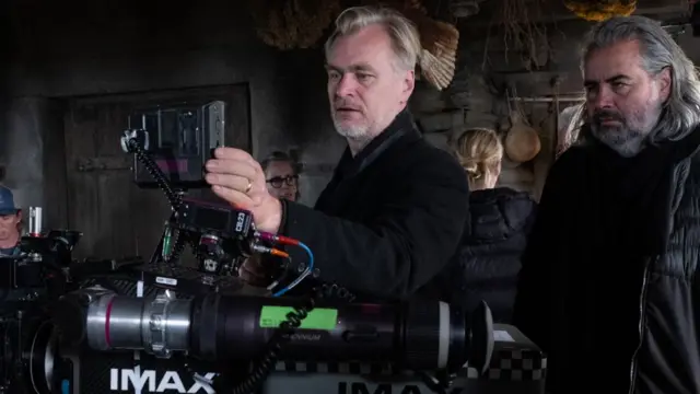 Yönetmen Christopher Nolan, Odyssey filminin setinde bir IMAX kamerasıyla görülüyor.