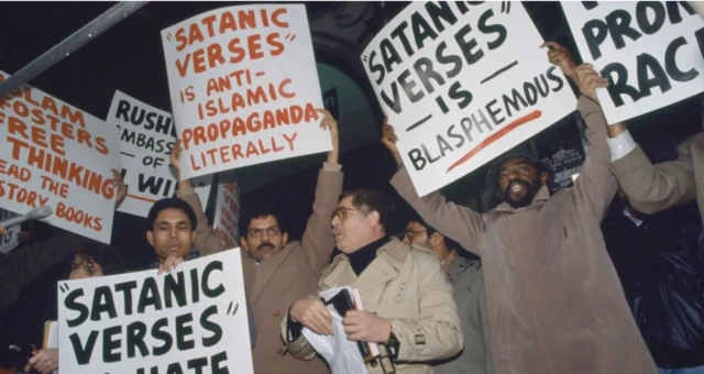  The Satanic Verses ග්‍රන්ථයට පුළුල් විරෝධයක් එල්ල විය