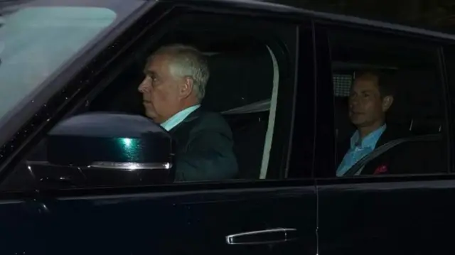 Mọto kan ti Ọmọọba Andrew ati Ọmọọba Edward wa ninu rẹ