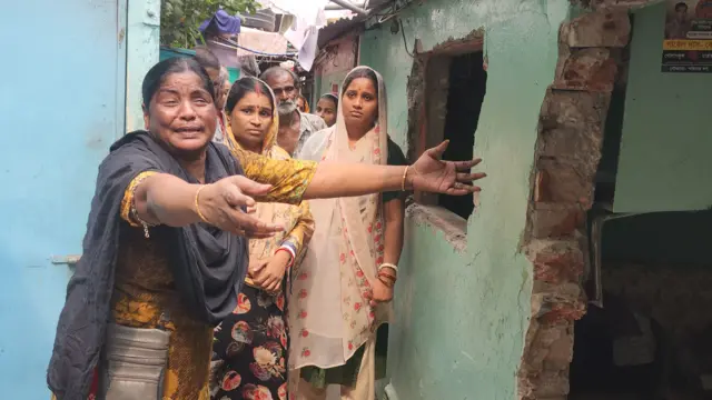 বুলডোজারে ভাঙা ঘর দেখিয়ে কান্নাকাটি করছেন রাণু রানী