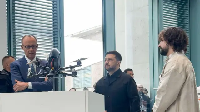 Александр Яковенко демонстрирует FPV-дрон президенту Владимиру Зеленскому и канцлеру Германии Фридриху Мерцу