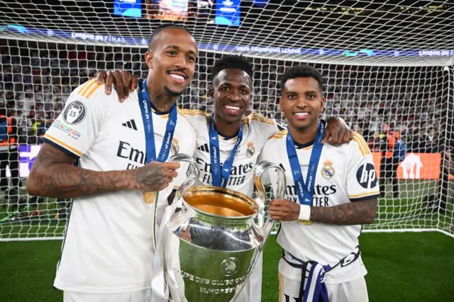 Militão, Vini e Rodrygo com medalhas e troféu no Real Madrid