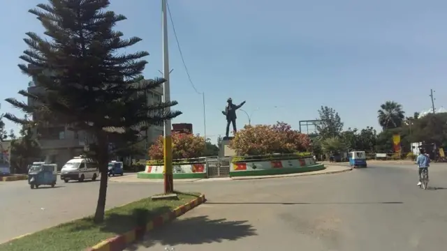 ብደብዳባት ኣየር ዝተሰናበዱ ገለ ነበርቲ ሽረ እንዳስላሰ ካብታ ከተማ ክወጽኡ ይግደዱ