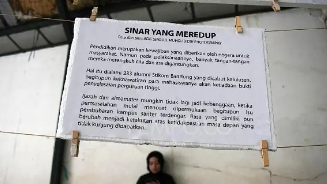 Narasi salah satu foto dengan tema kisruh ijazah lulusan Sekolah Tinggi Ilmu Komunikasi Bandung (Stikom) pada pameran dari anggota UKM Bidik di Stikom, Bandung, Jawa Barat, Selasa, (21/01).