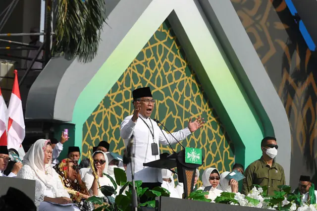 Ketua Umum Pengurus Besar Nahdlatul Ulama (PBNU) Yahya Cholil Staquf memberikan sambutan pada Puncak Resepsi Harlah 1 Abad NU di Stadion Gelora Delta Sidoarjo, Jawa Timur, Selasa (07/02. 