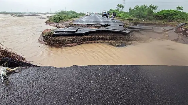 જામનગર : સર પીએન રોડ પર એક નાનકડો બ્રિજ તૂટી પડ્યો હતો