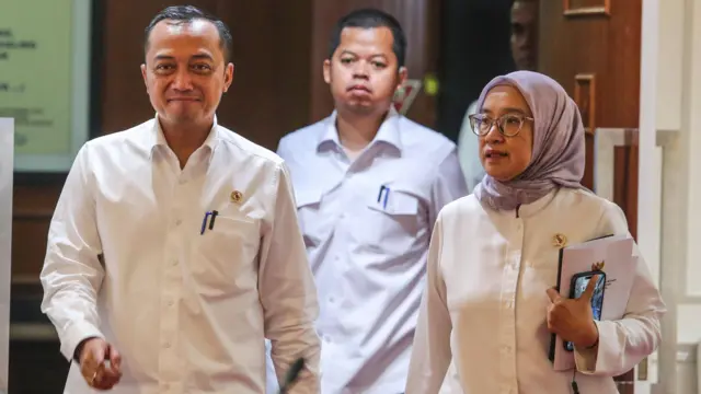 Menteri Sekretaris Negara (Mensesneg) Prasetyo Hadi (kiri) bersama Menteri PANRB Rini Widyantini (kanan) tiba untuk menyampaikan keterangan terkait pengangkatan CASN dan PPPK di Kementerian PANRB, Jakarta, Senin (17/3/2025)