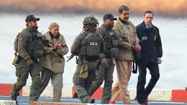Maduro y su esposa Cilia Flore son escoltados por agentes federales de Estados Unidos el 5 de enero en Nueva York