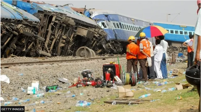 ২০১০ সালে পশ্চিমবঙ্গে একটি যাত্রীবাহী ট্রেন লাইনচ্যুত এবং পাশে আসতে থাকা মালবাহী ট্রেনের সাথে সংঘর্ষে ১৫০ জনেরও বেশি মানুষ নিহত হয়েছিলেন।