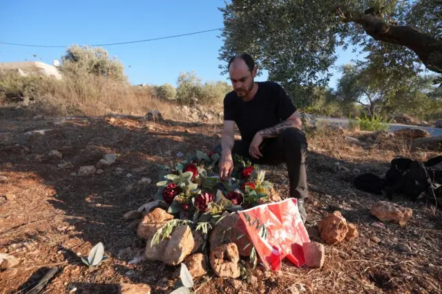 Eygi'nin vurulduğu nokta. Eygi ile birlikte protestoya katılan İsrailli aktivist Jonathan Pollak, çevredeki bir binanın çatısında İsrail askerlerinin nişan aldığını gördüğünü söylüyor.  