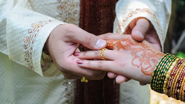 भारतात वैवाहिक नात्यात प्रचंड उलथापालथ होत आहे.