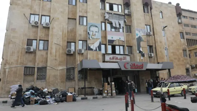 در ورودی بیمارستان دانشگاه حلب عکس حافظ اسد و بشار اسد پاره شده