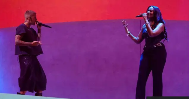 Bieber na Tems muri Coachella yo mu mpera z'icyumweru barimo kuririmba indirimbo "I Think You Are Special" bakoranye umwaka ushize