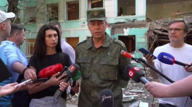 রুশসমর্থক মিলিশিয়া নেতা এদুয়ার্ড বাসুরিন বলেছেন, ইউক্রেনের সৈন্যদের বিকল্প হয় আত্মসমর্পণ, নয় মৃত্যু