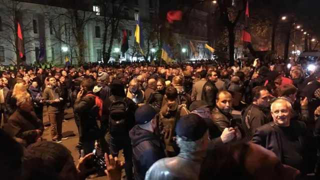 протестувальники під Адміністрацією президента