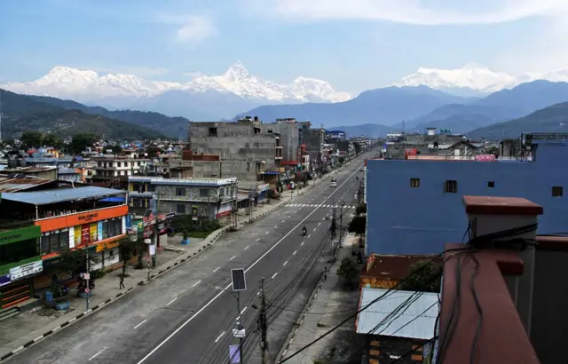 पोखराको न्यूरोडबाट देखिएको हिमाल र सुनसान सडक