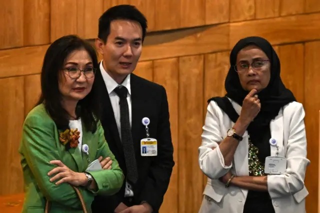 นันทนา พรชัย อังคณา (ซ้ายไปขวา) หารือกันในระหว่างการประชุมวุฒิสภานัดแรกเมื่อ 23 ก.ค.