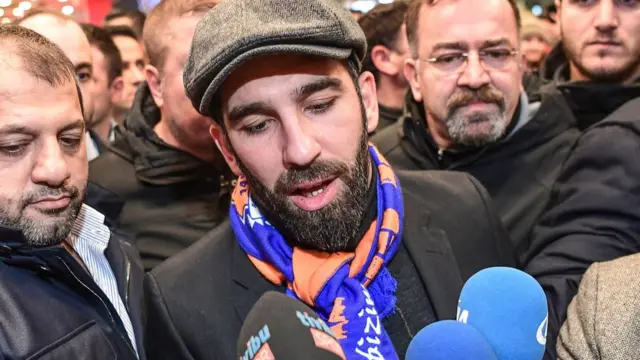 Arda Turan Başakşehir atkısı ile