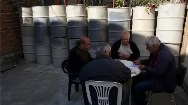 Hombres jugando cartas en Nicosia