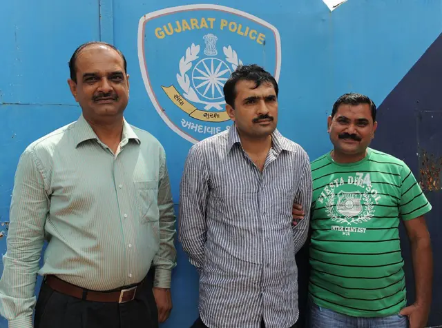 ક્રાઇમ બ્રાન્ચે આ કેસના આરોપી શિવા સોલંકી (વચ્ચે)ની ધરપકડ કરી હતી 
