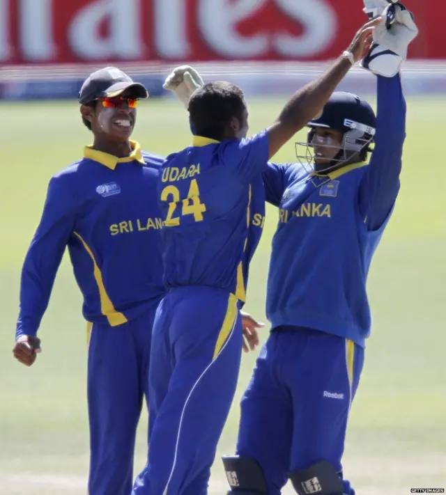 Andri Raffaelo Berenger (දකුණේ) 2010 යොවුන් ලෝක කුසලානයේදී